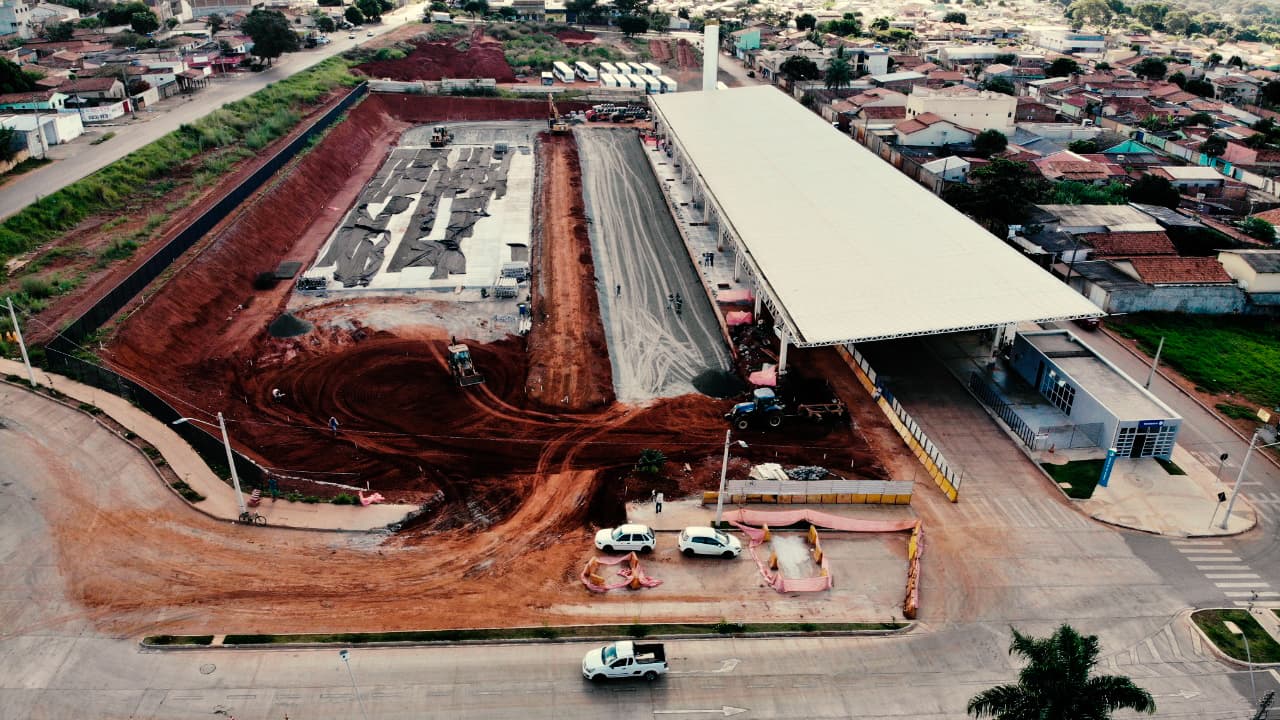 Terminal de ônibus em construção